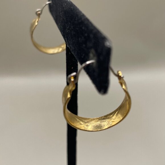 Vintage Gold Tone Scrolled Etched Small Hoop Sangle Drop Earrings - Picture 3 of 5